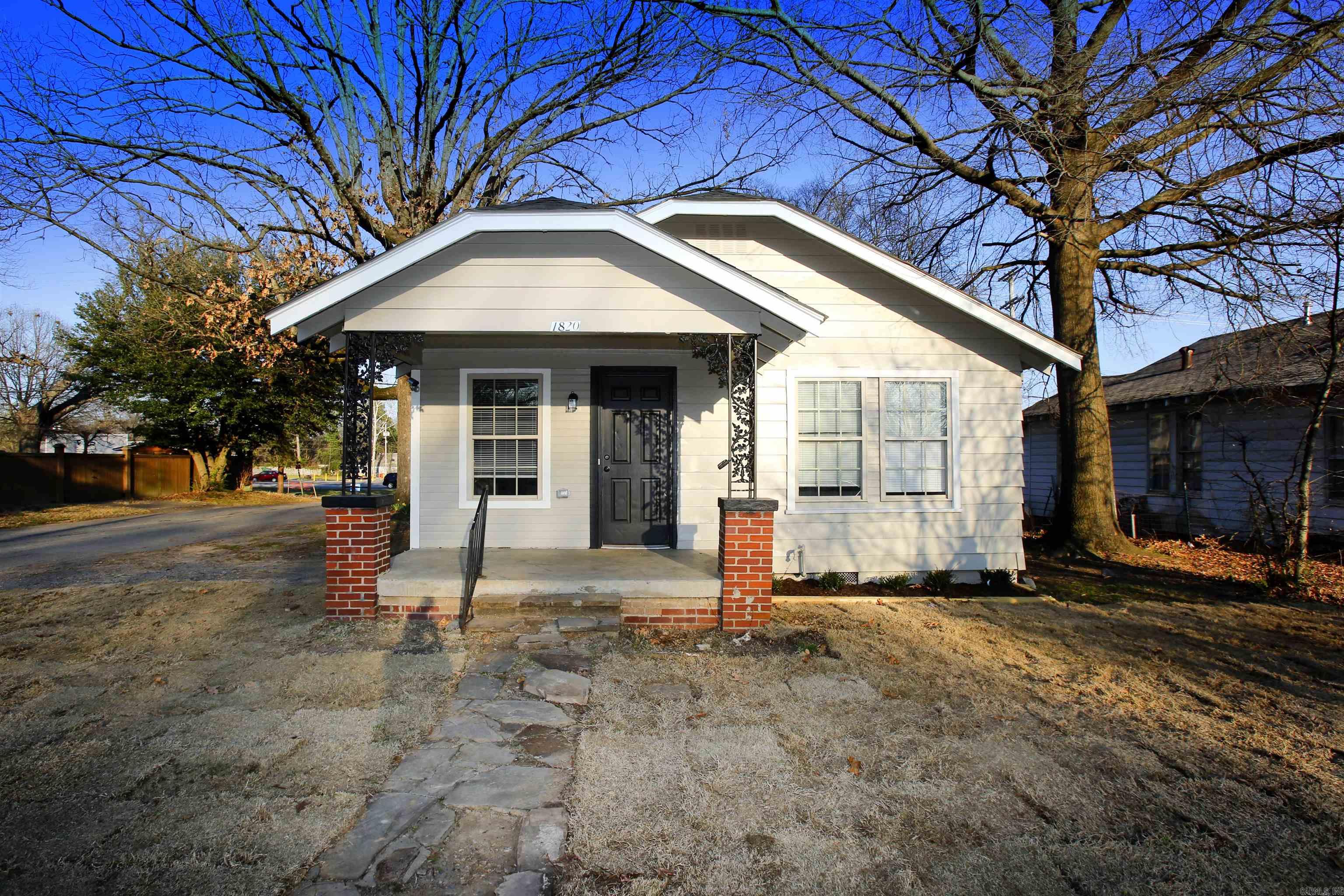 1820 Moss Street — photo