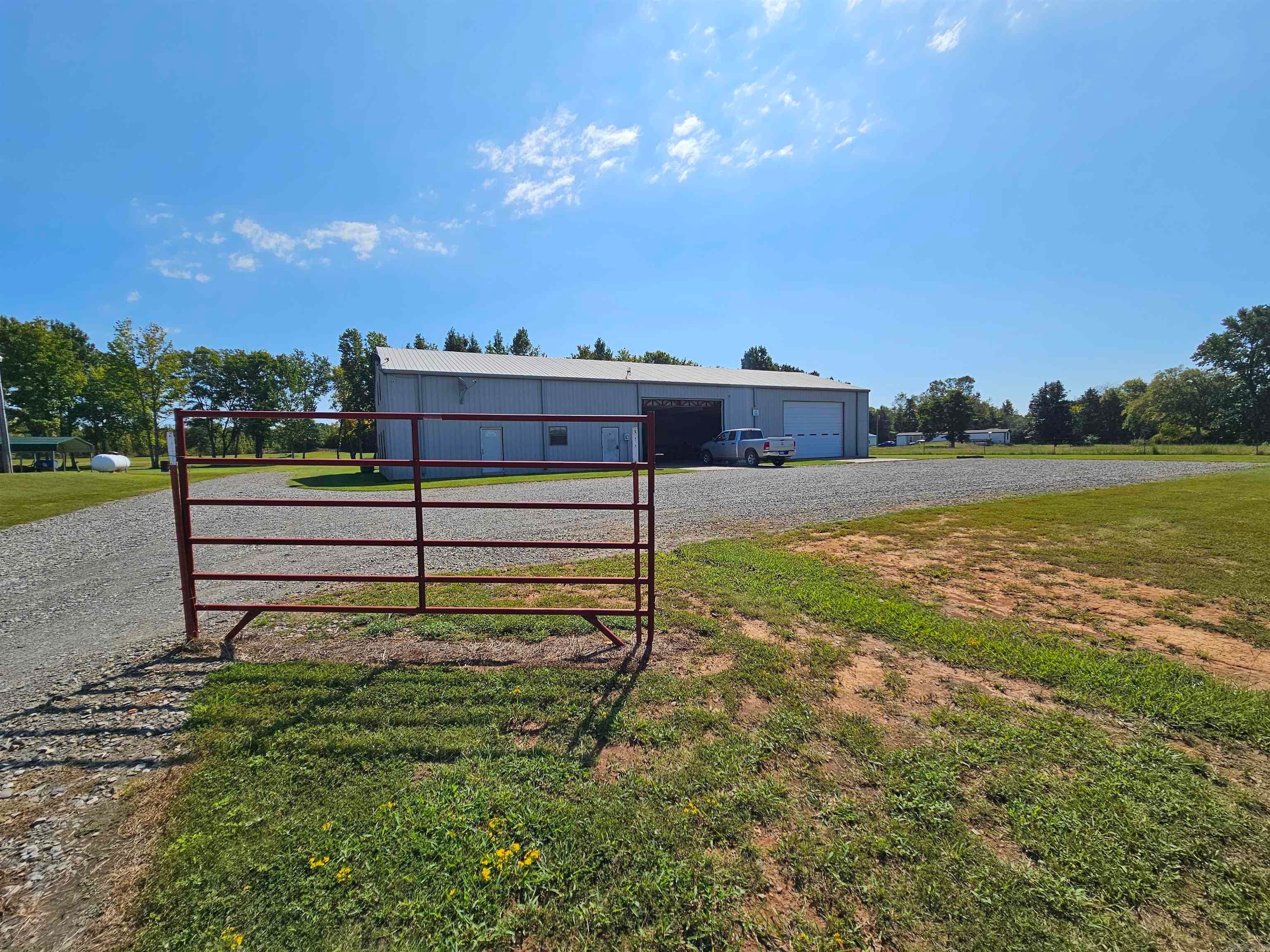 826 Hwy 225 — photo