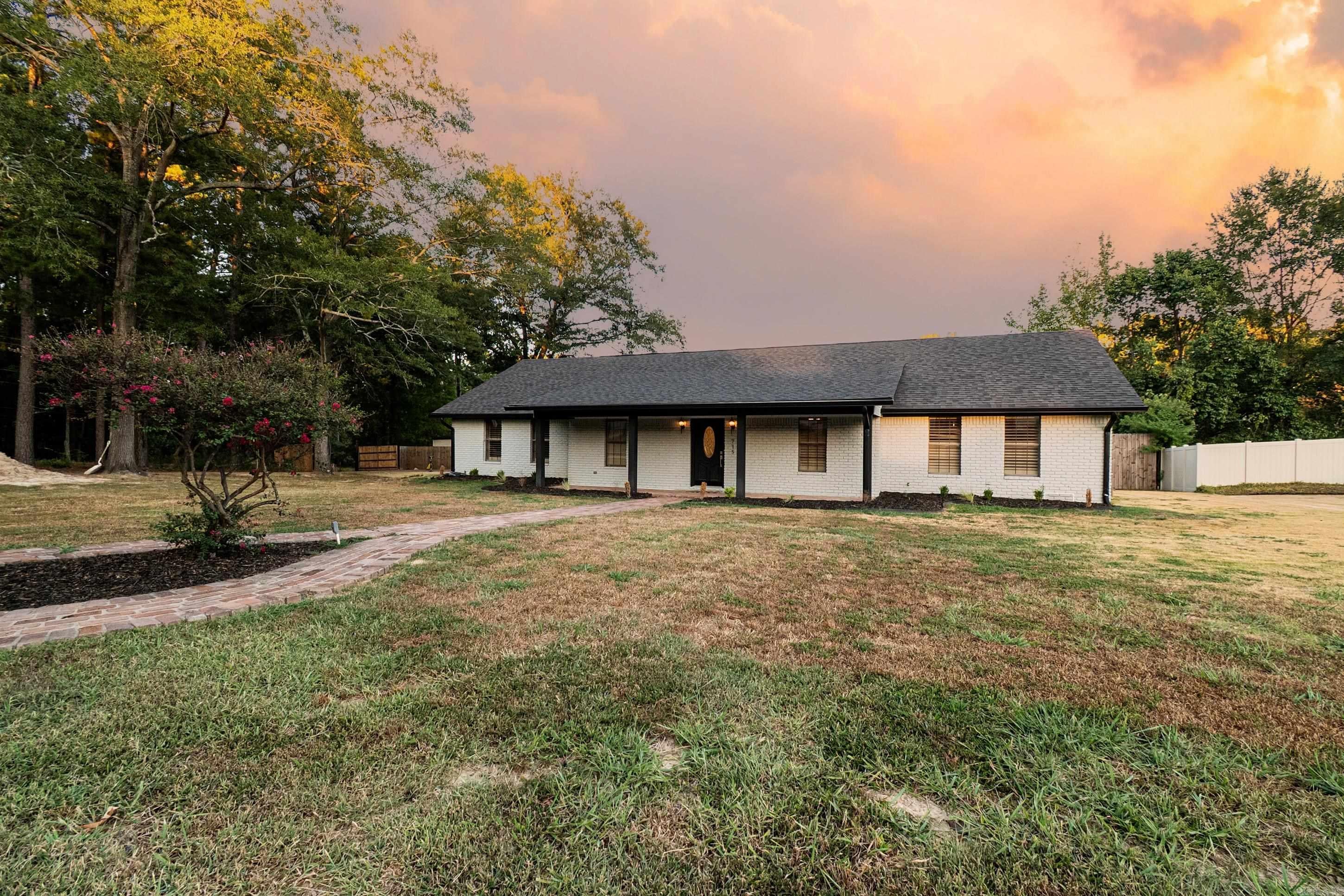 715 Cedarwood Dr — photo