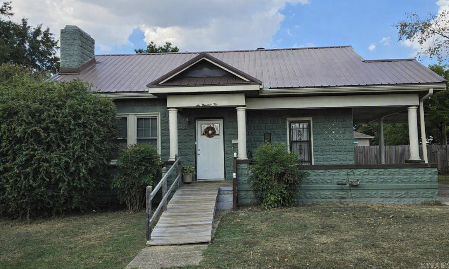 604 Jackson Ave — photo