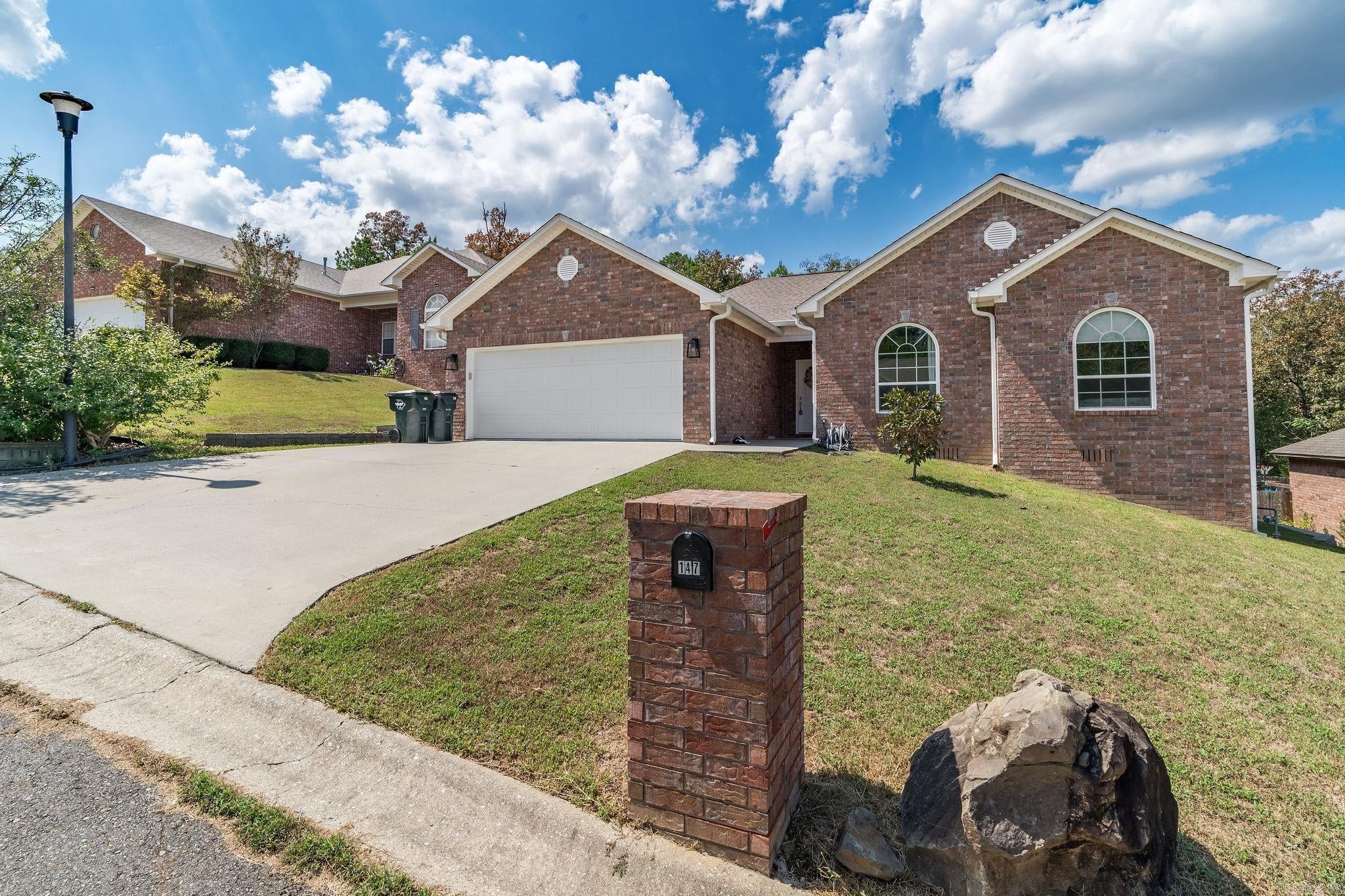 147 Westoak Place — photo