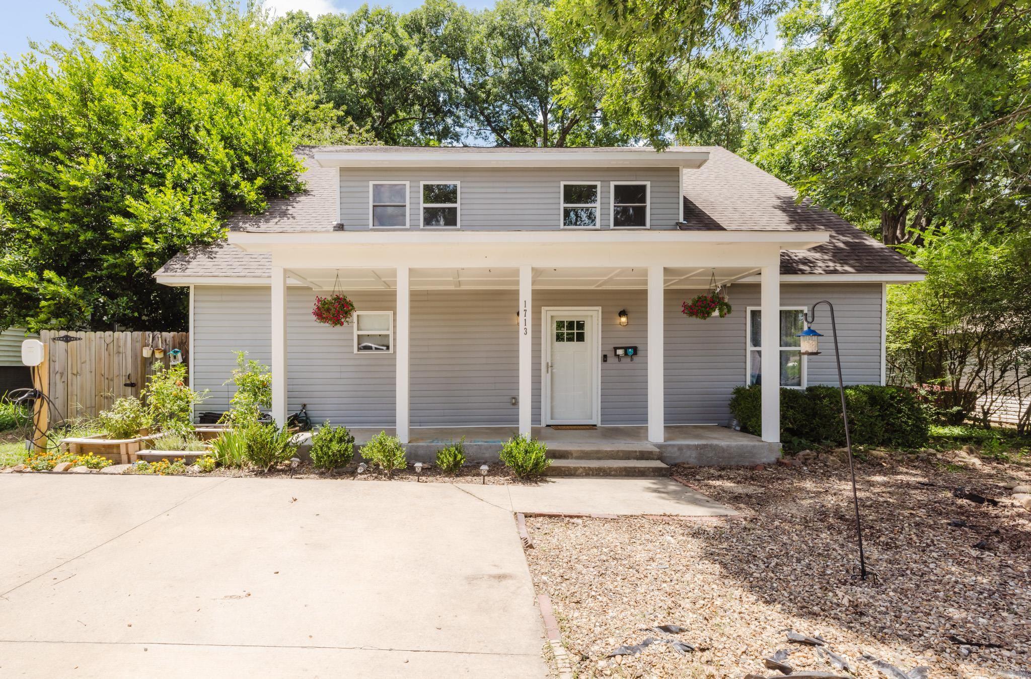 1713 Iris Street — photo