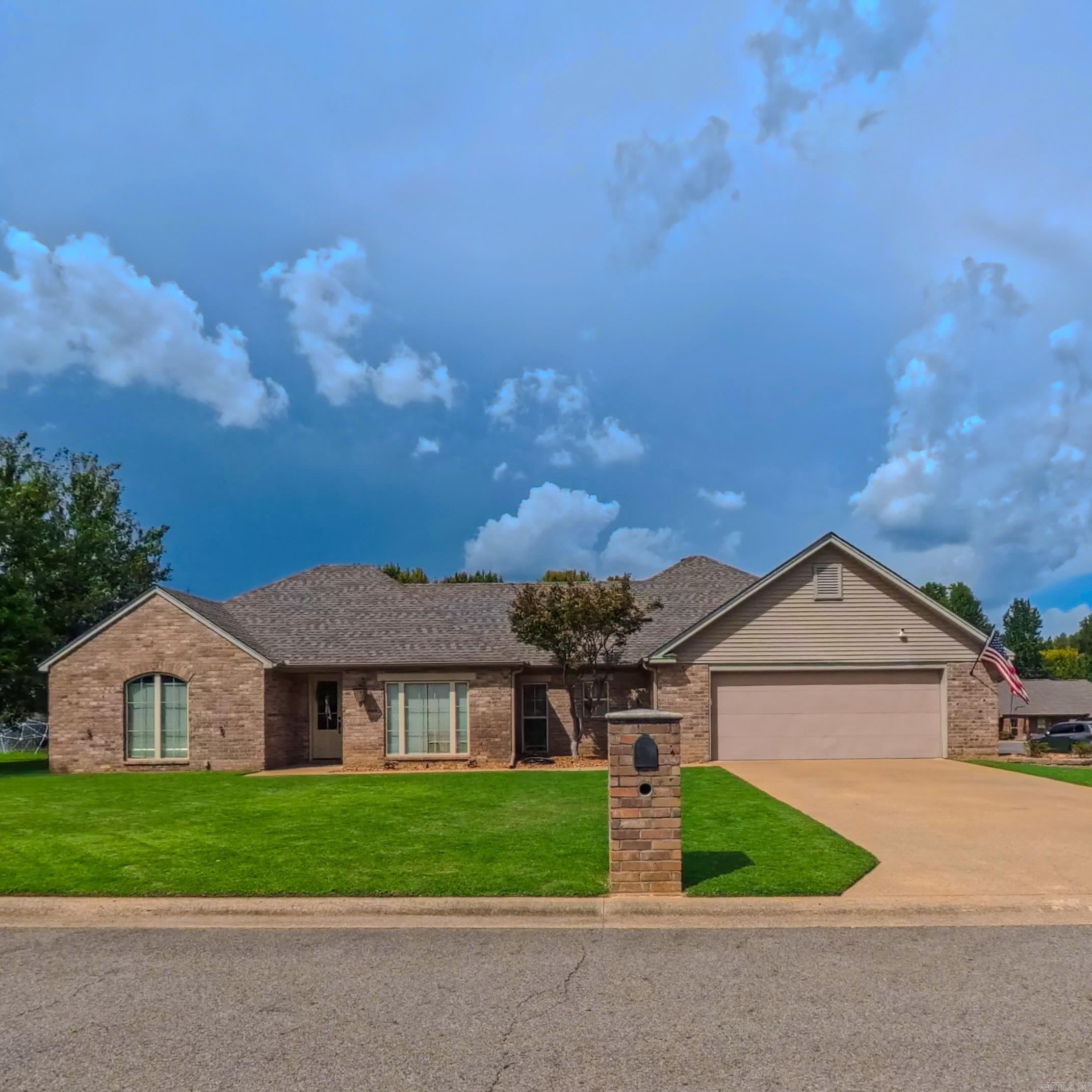 12 Meadowview Dr. — photo