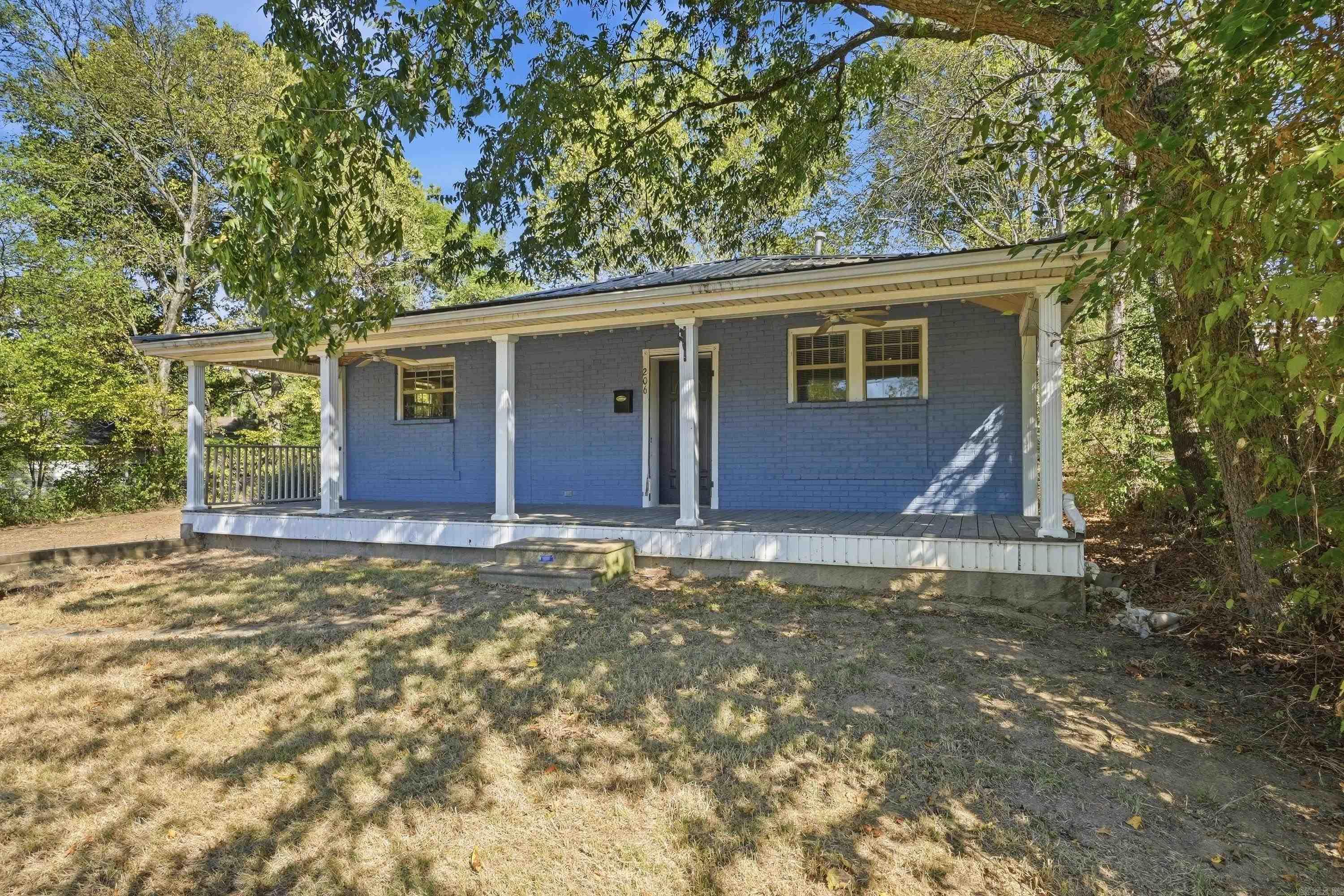206 W Sugarloaf Street — photo