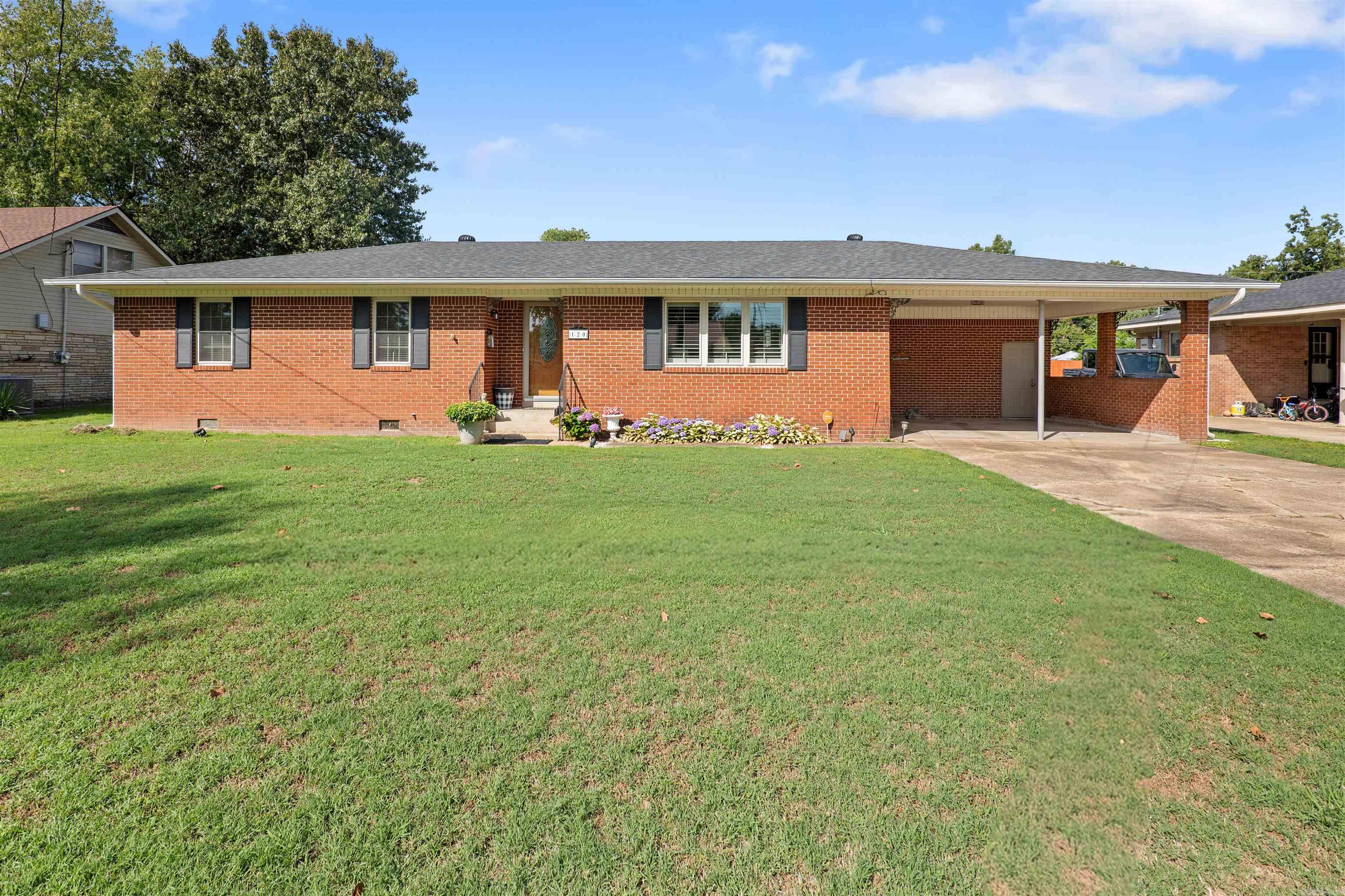 120 NE Brewer Drive — photo