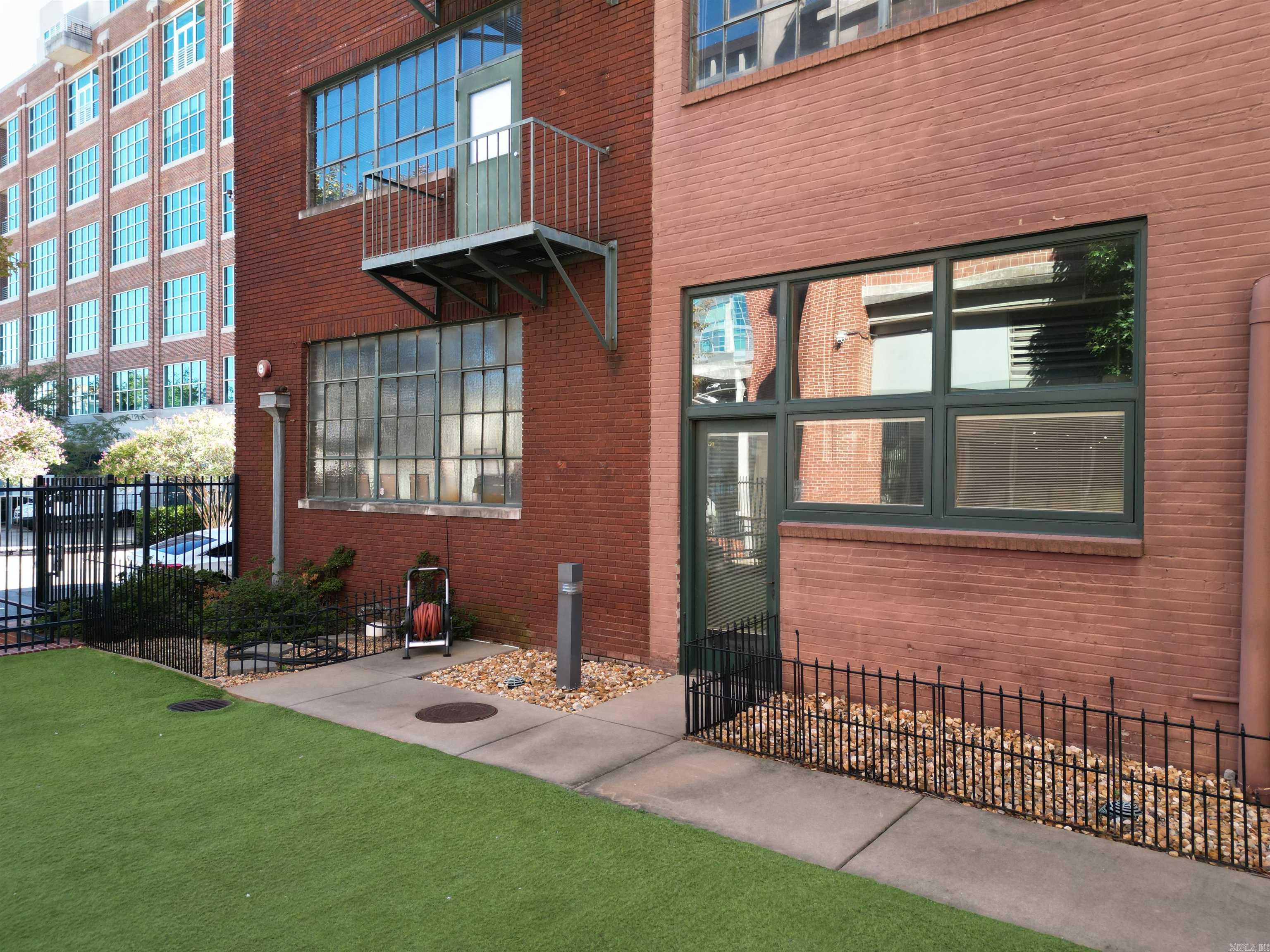 423 E 3rd St #Courtyard 5 — photo