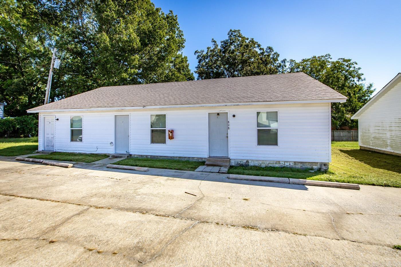 898 W Myrtle Street — photo