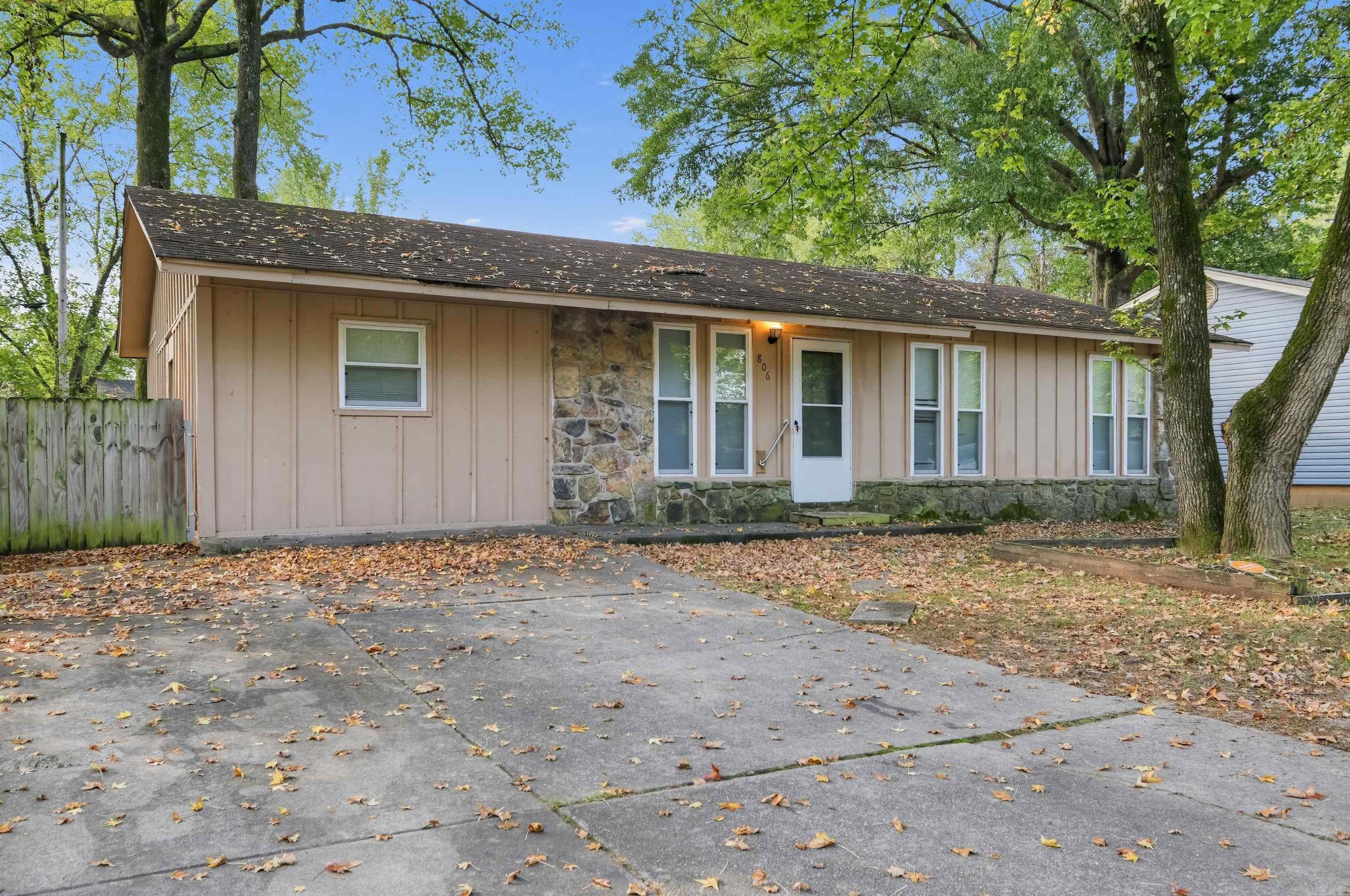 806 Towering Oaks Drive — photo