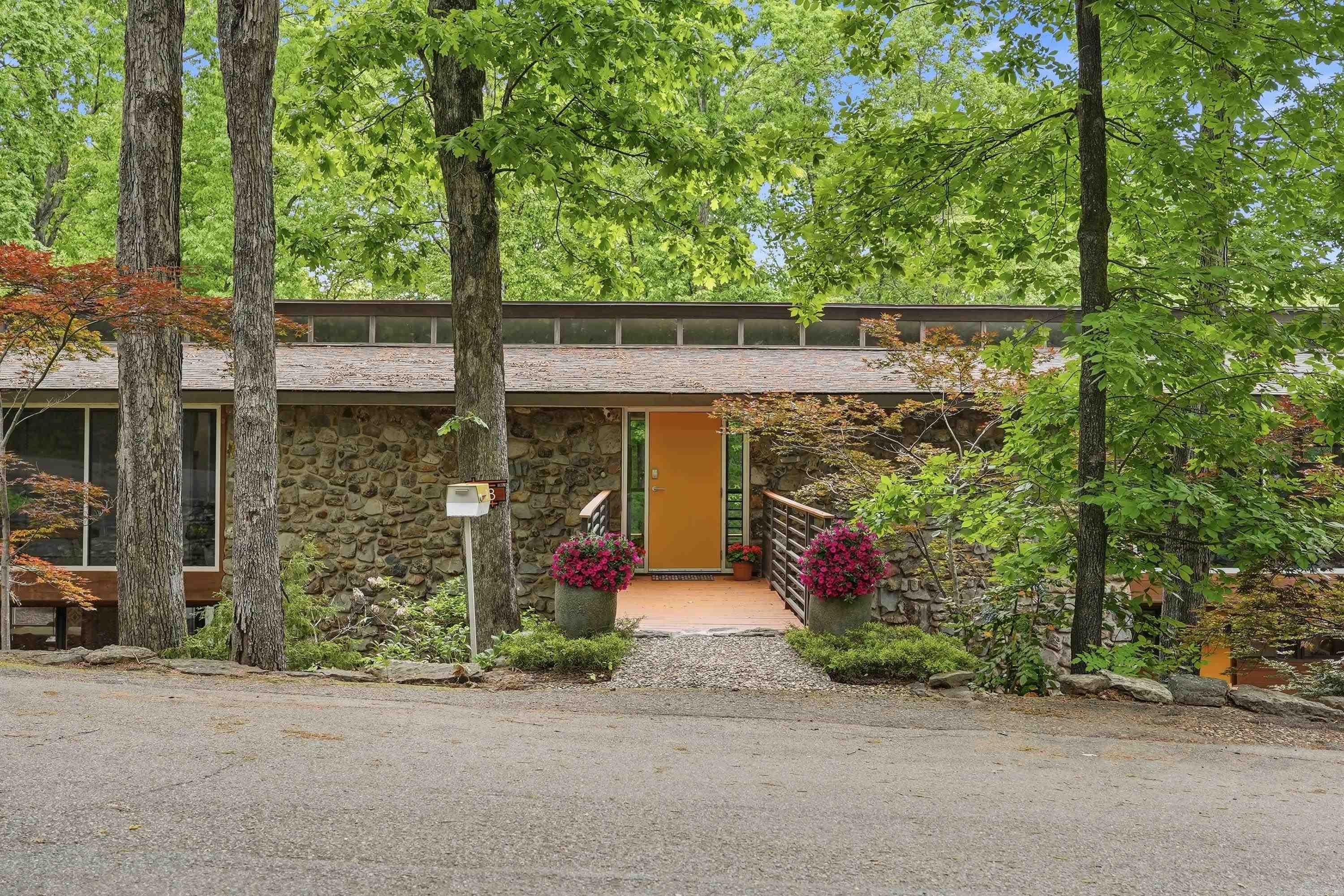 218 Kings Row Drive — photo