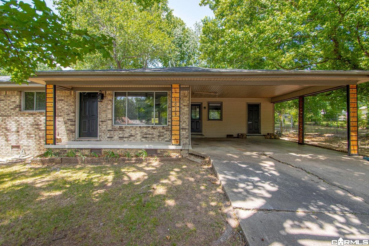 1025 Oakhurst Street — photo
