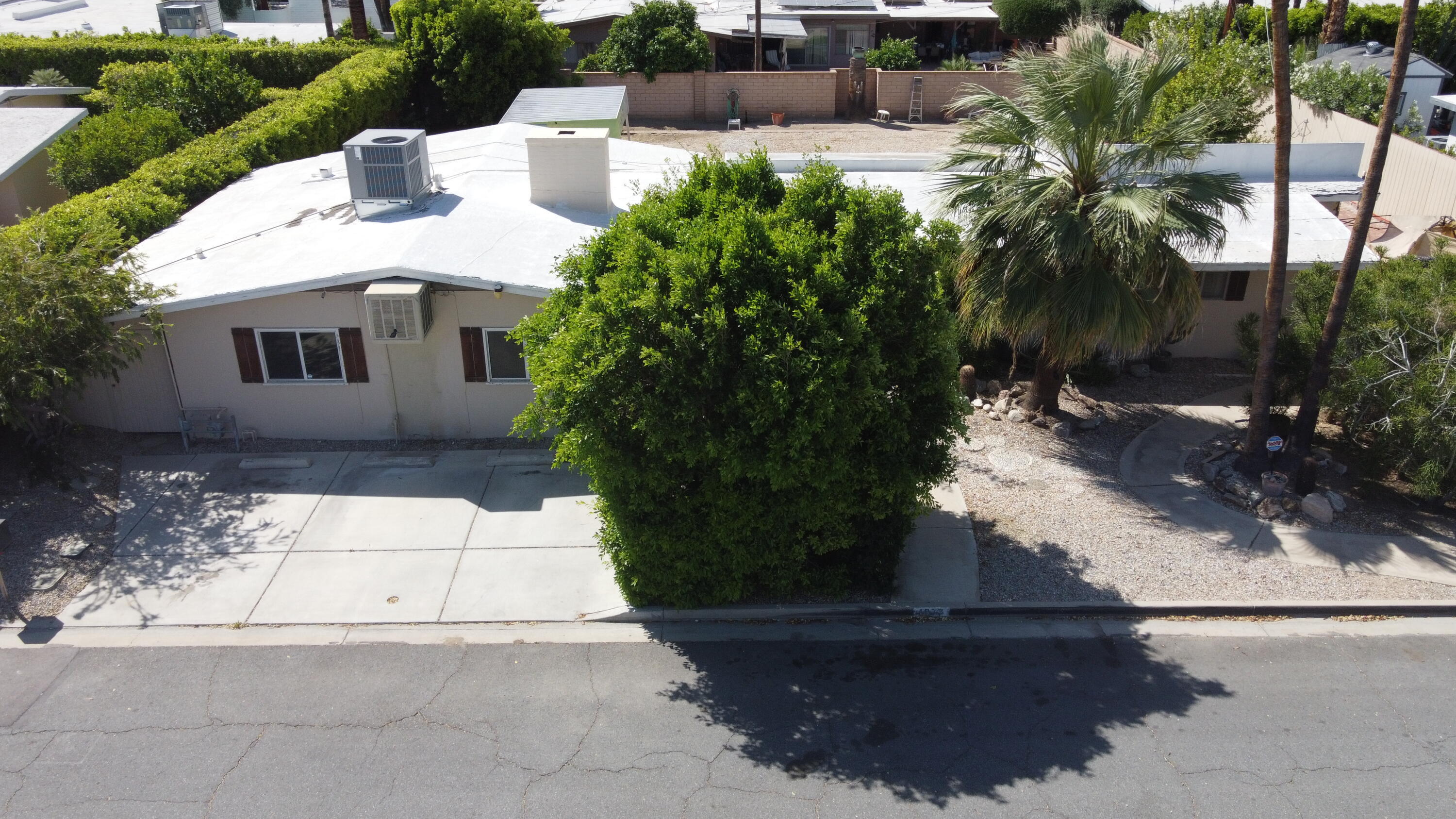 1077 S Riverside Dr — photo