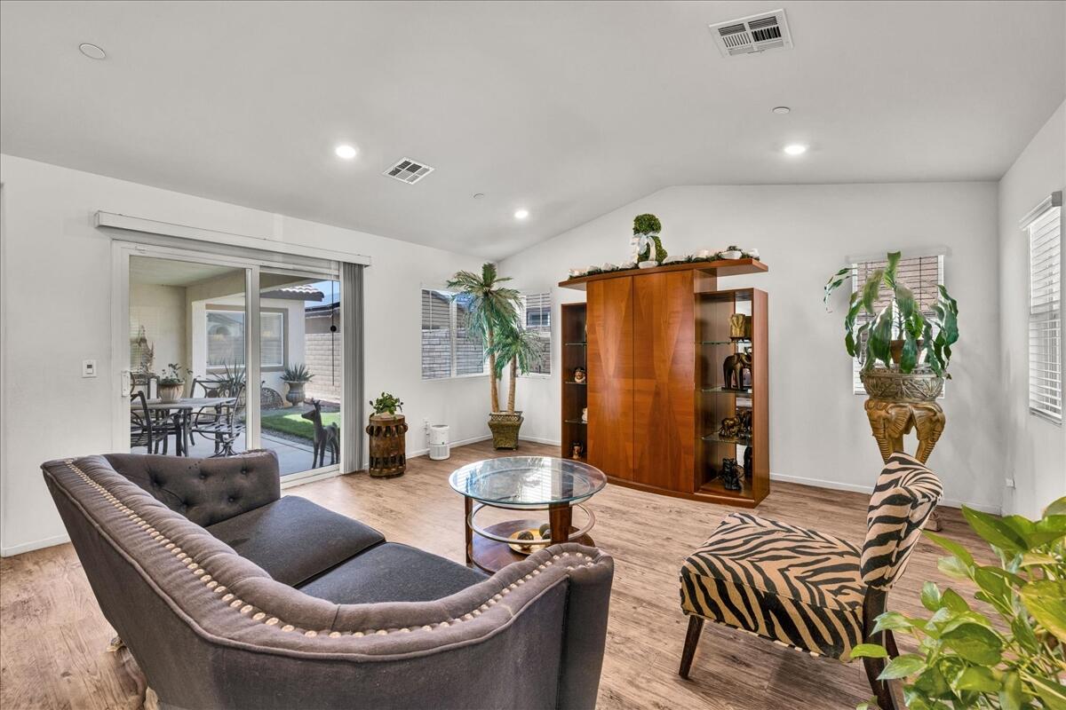 67373 Rio Largo Rd, Cathedral City, CA 92234