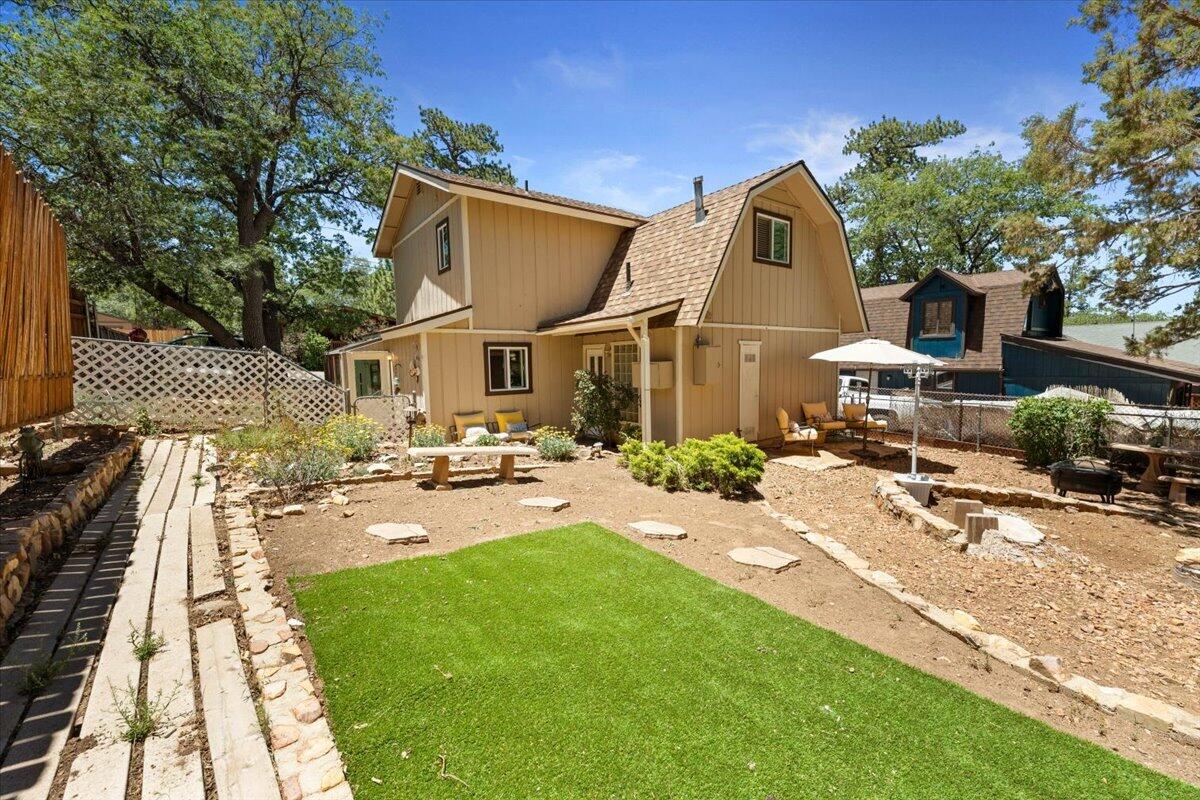 819 Holmes Ln — photo