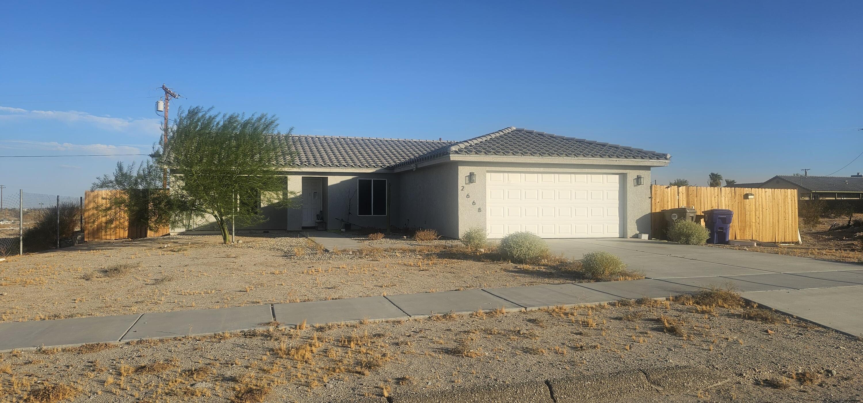 2668 Desert Dr — photo