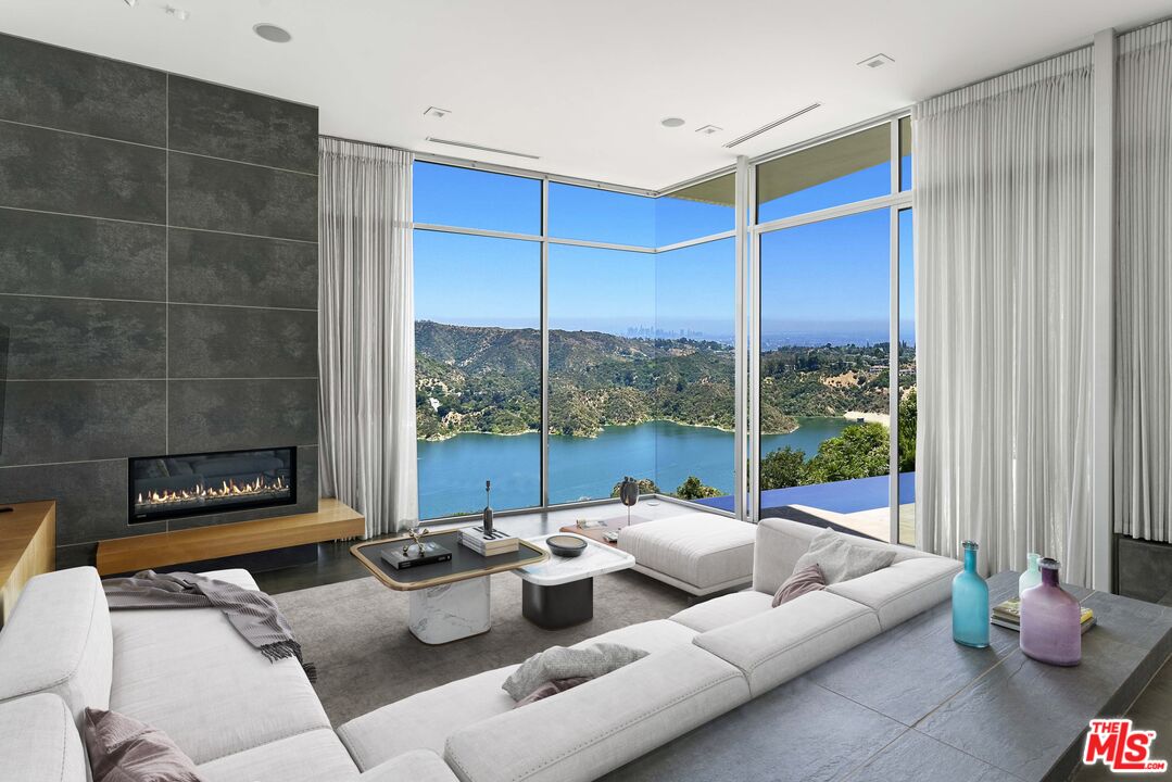 2170 Stradella Rd, Los Angeles, CA 90077