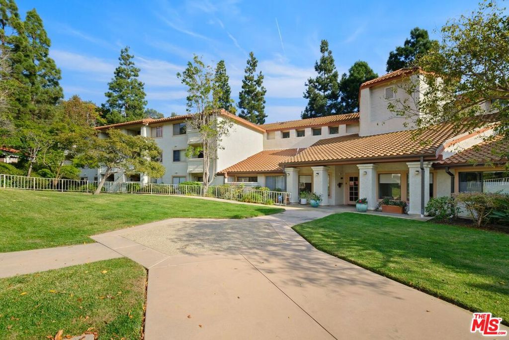 501 Palisades Drive 308 — photo
