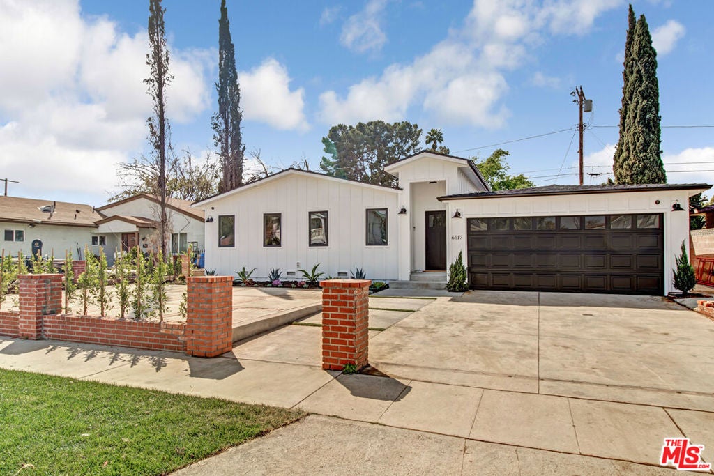6517 Longridge Avenue — photo