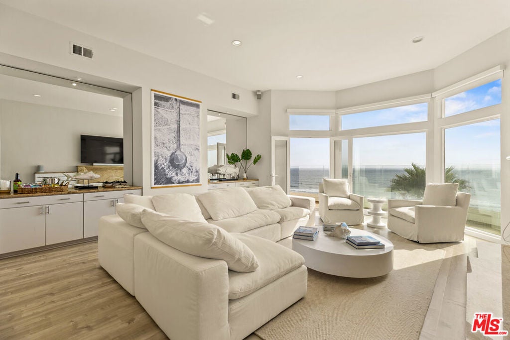 3616 The Strand C — photo