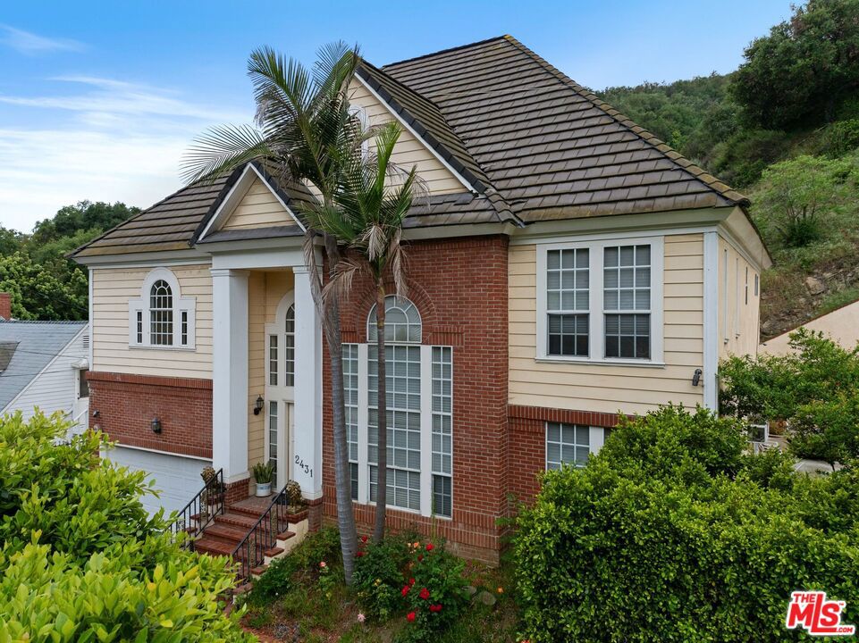 2431 Benedict Canyon Drive — photo