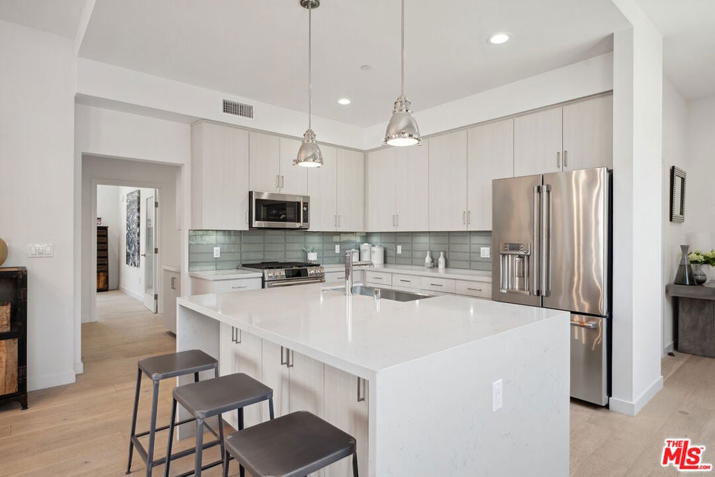 1746 Garfield Place 203 — photo