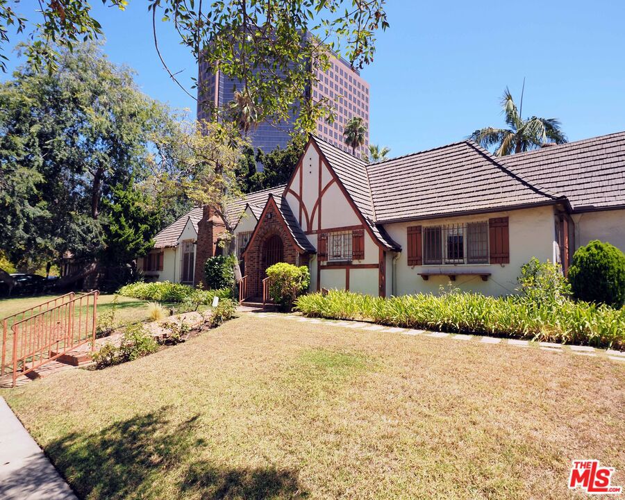 742 Schumacher Drive — photo