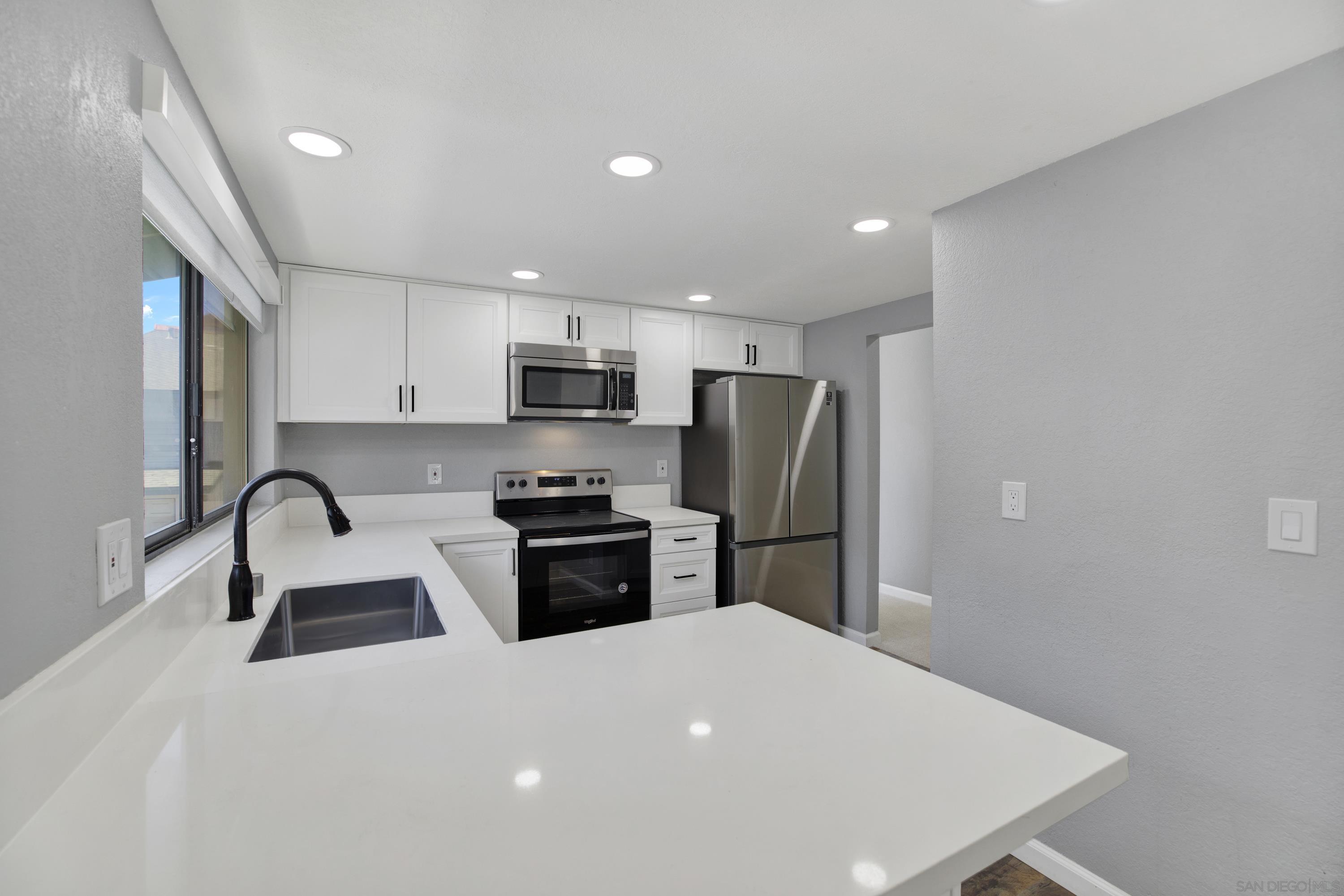 8878 Regents Rd 201 — photo