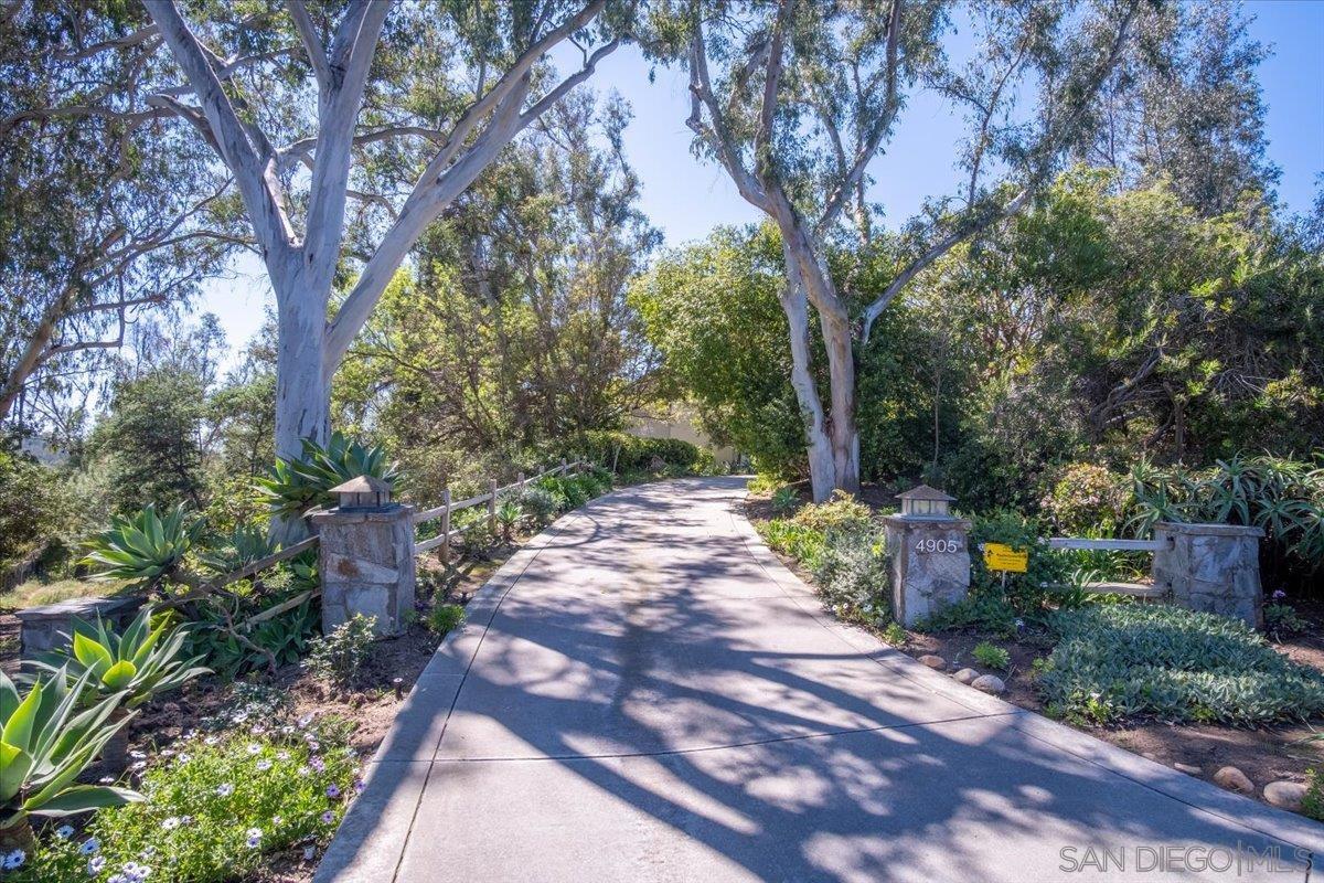 4905 El Arco Iris — photo