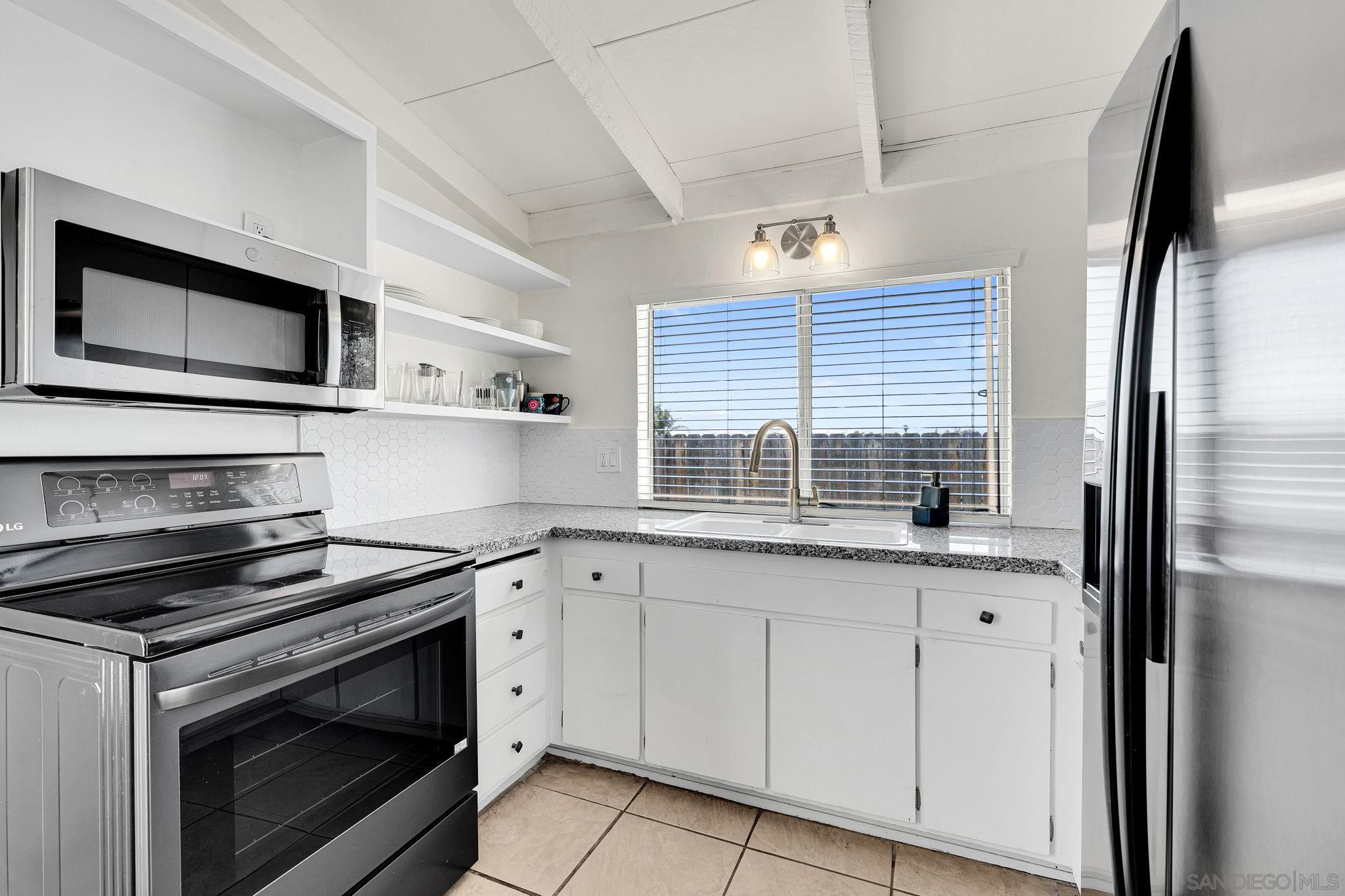 920 Raintree Pl, Vista, CA 92084 — photo 3