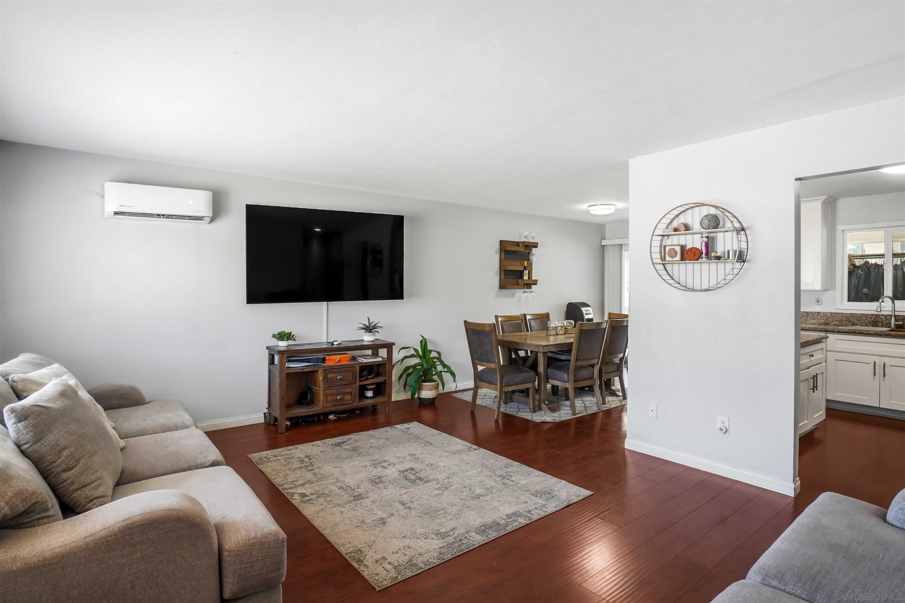 152 E Oxford St — photo