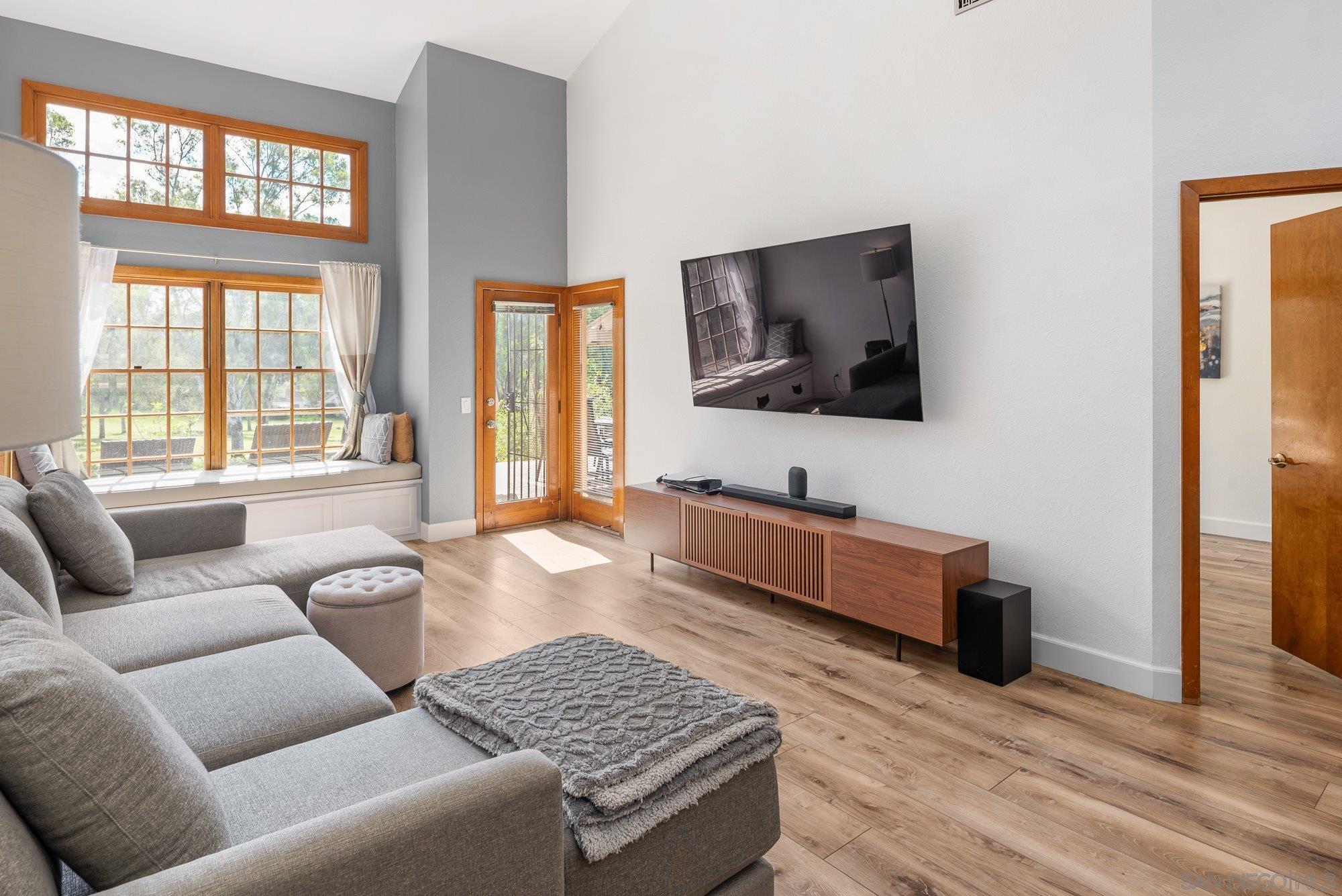 8647 Circle R Vly — photo