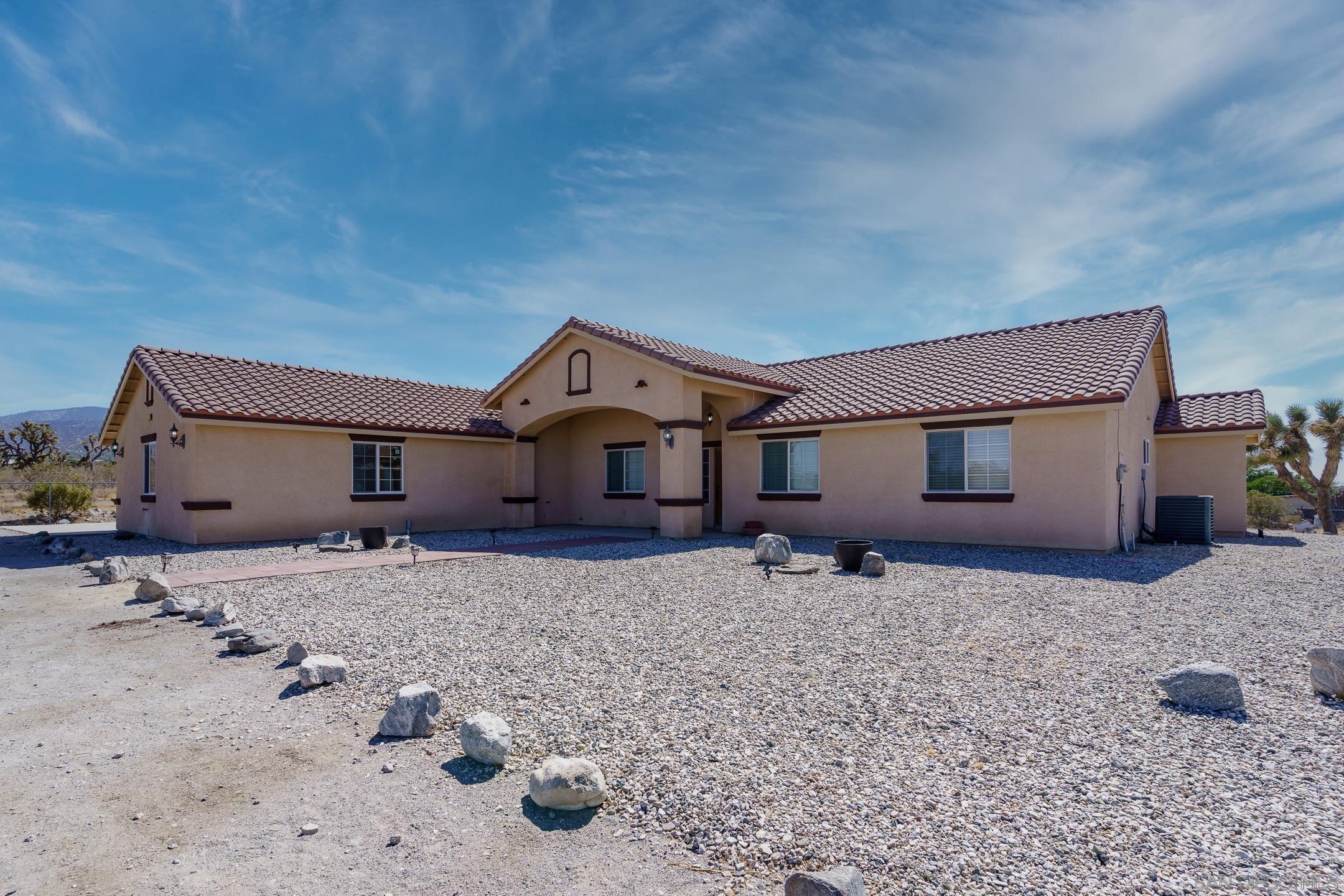 11926 Golden View Rd, Pinon Hills, CA 92372 — photo 2