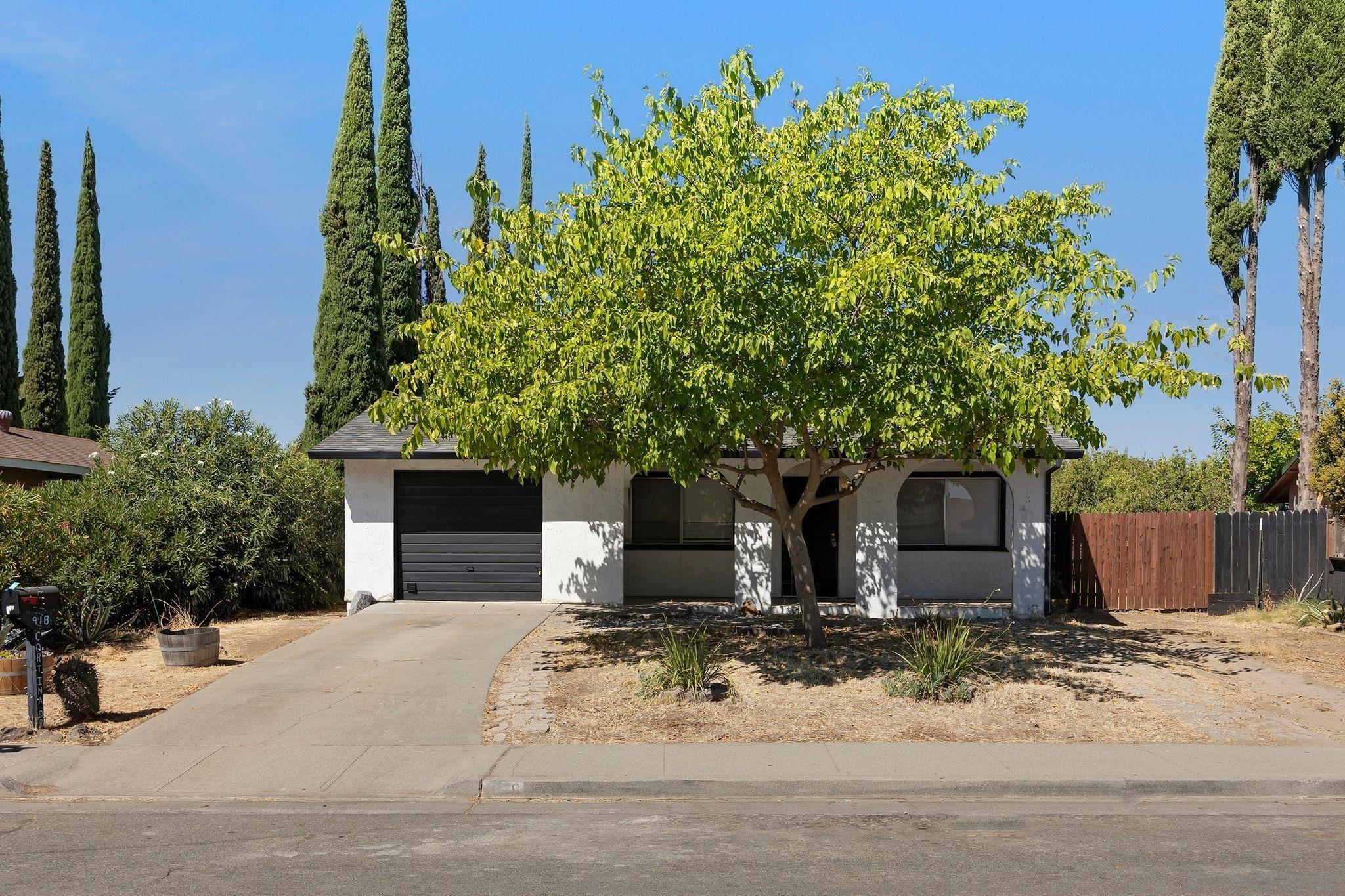 918 Cortina Dr — photo