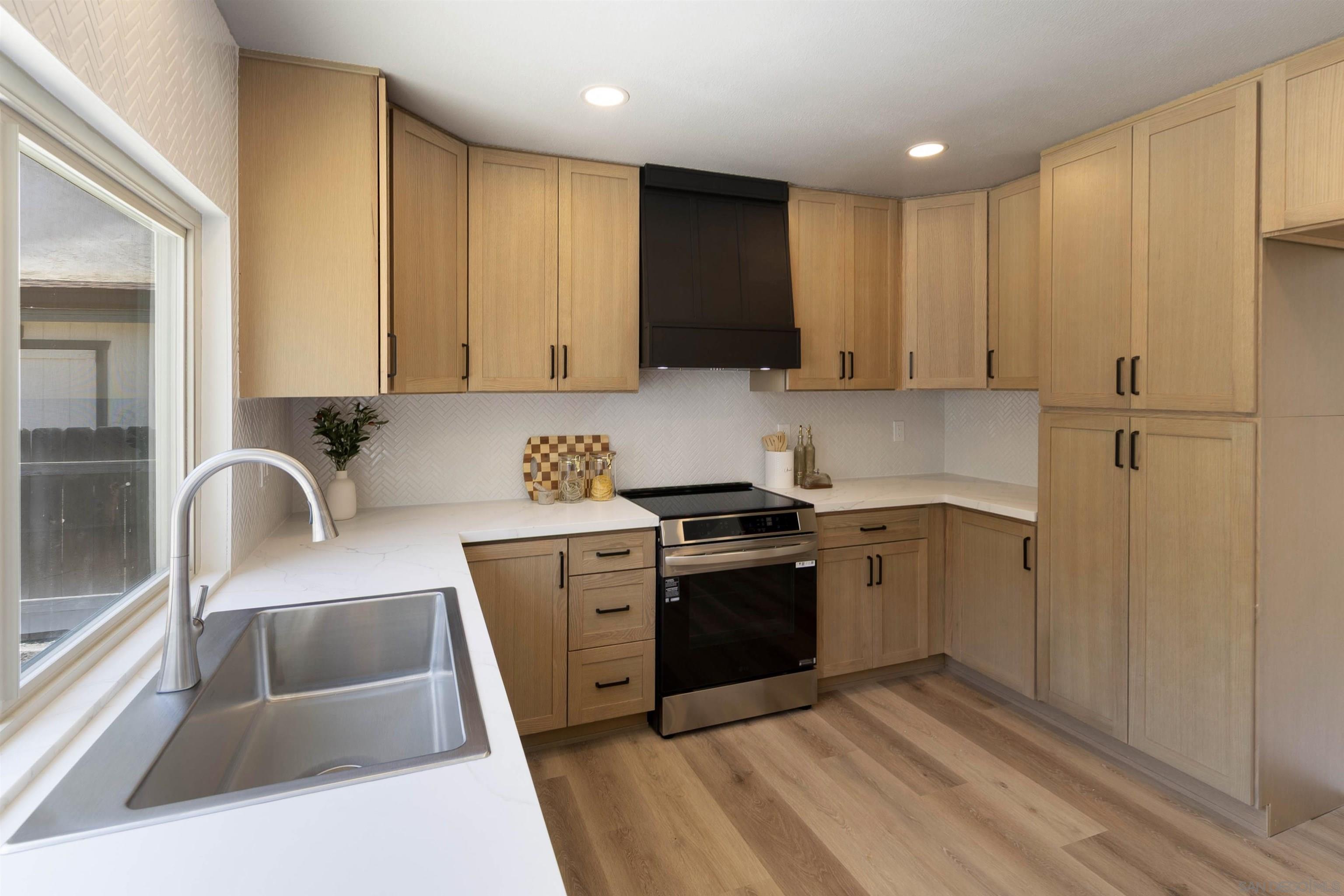7225 Laura Ct — photo