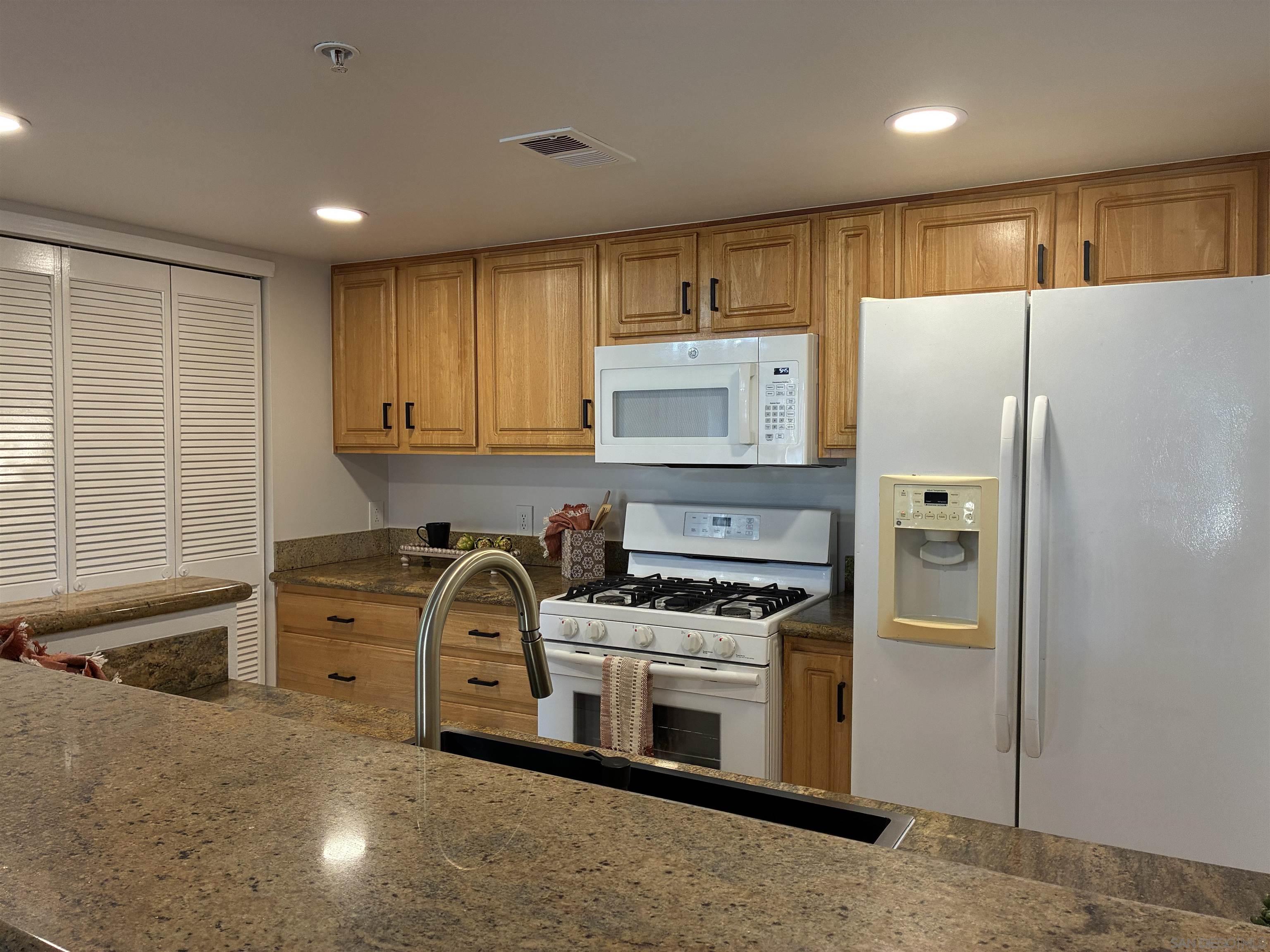 150 N River Cir 206 — photo
