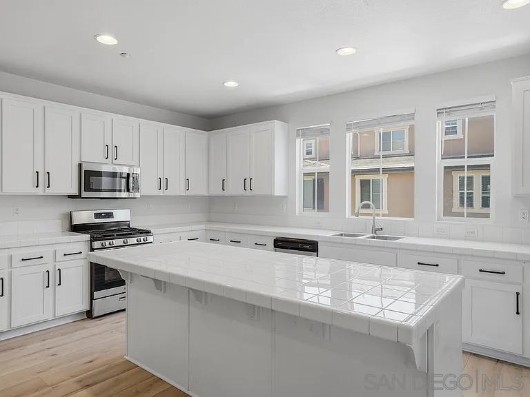 1645 Burr Oak Pl — photo