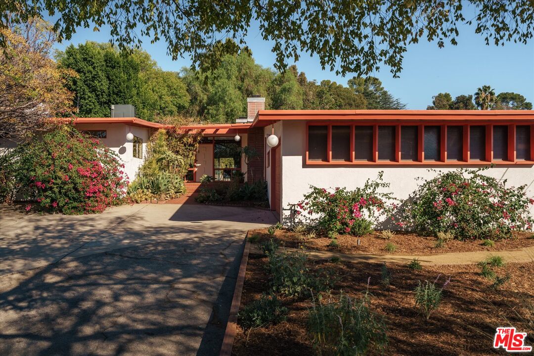 10848 Plainview Ave — photo