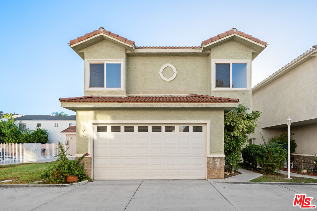 18930 Sherman Way Unit 18 — photo