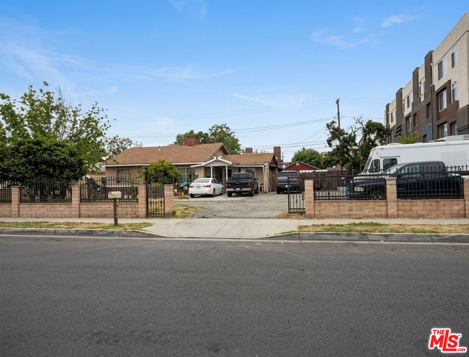 14633 Tupper St — photo
