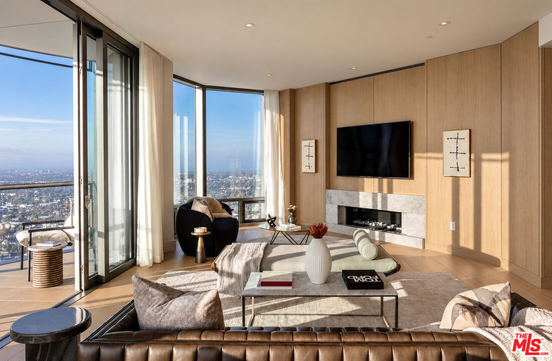 211 W Elm Ct Unit 35B — photo