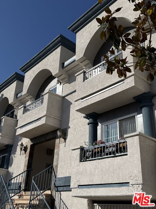 7035 Woodley Ave Unit 203 — photo