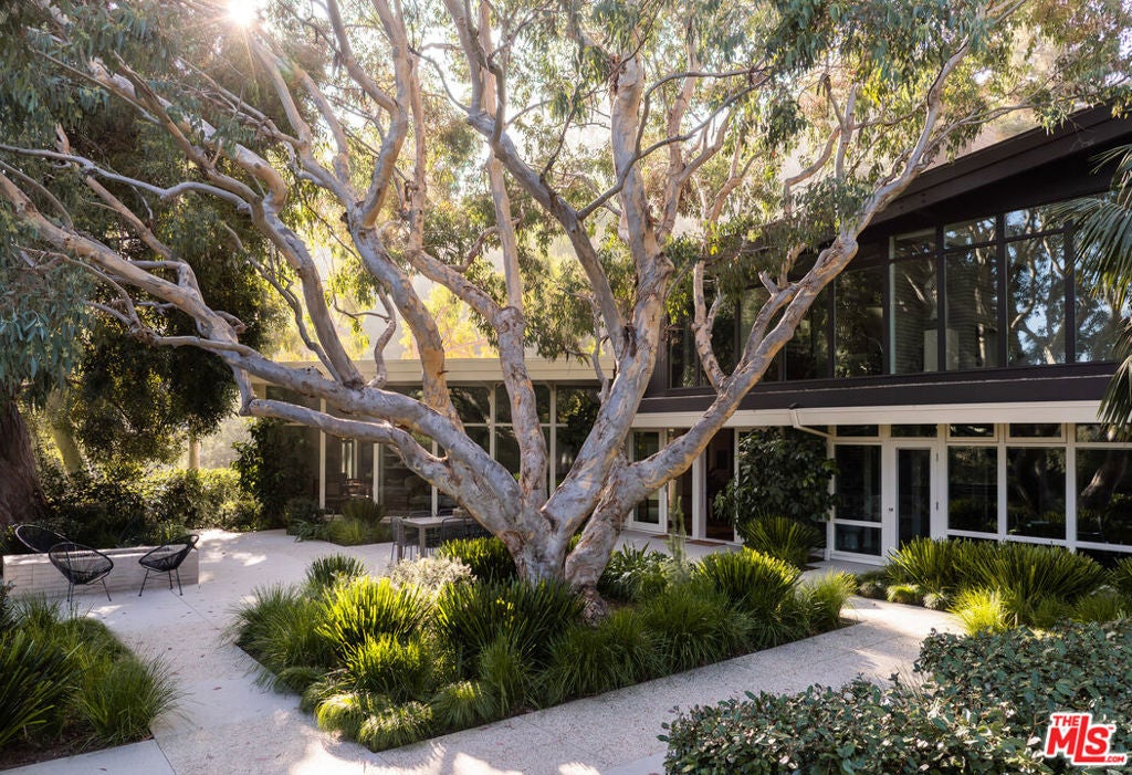 2179 Mandeville Canyon Road — photo