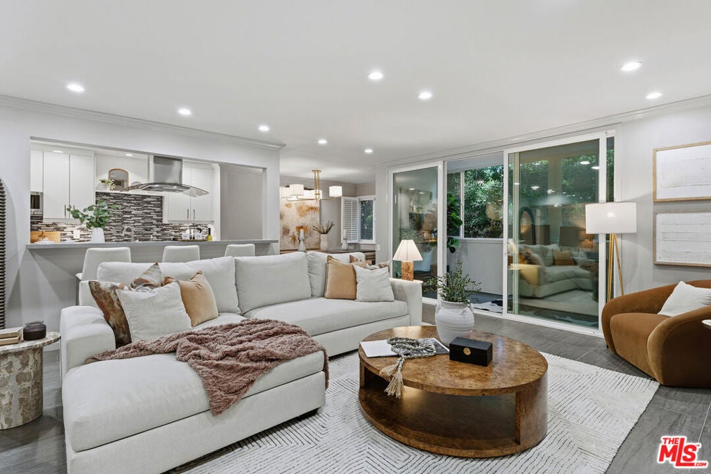 1015 N Kings Road 110 — photo