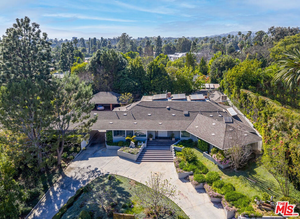 917 Oxford Way — photo