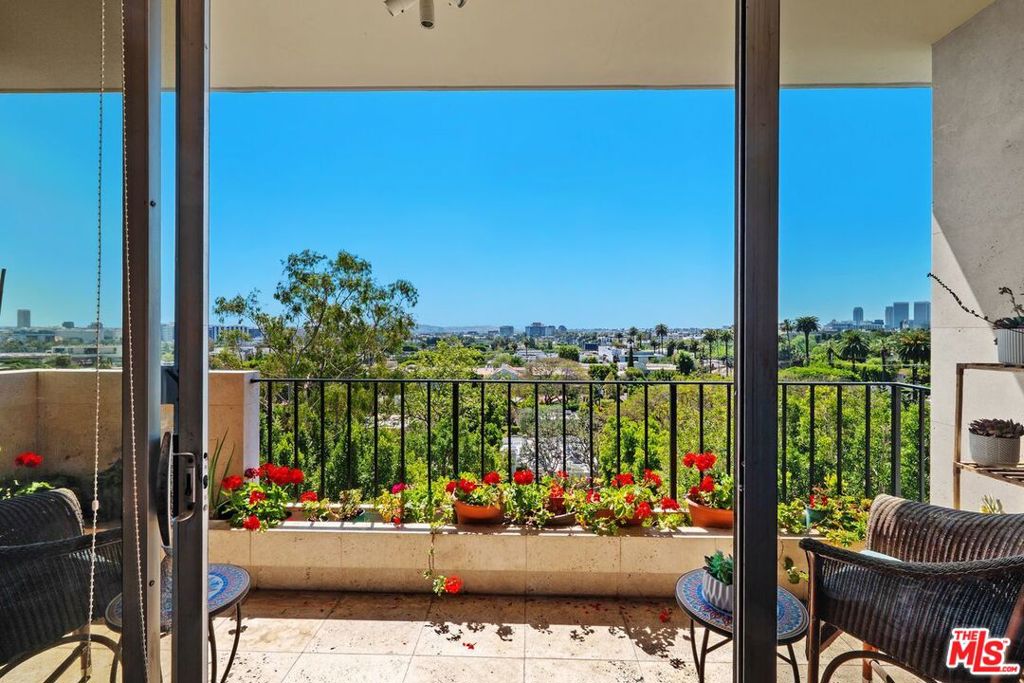 818 N Doheny Drive 606 — photo