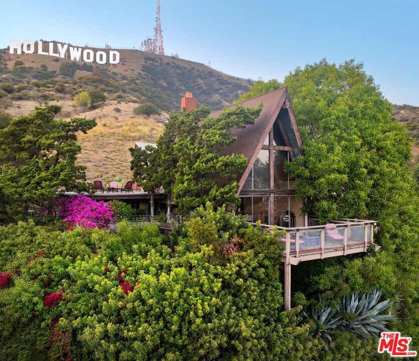 6105 Mulholland Highway — photo