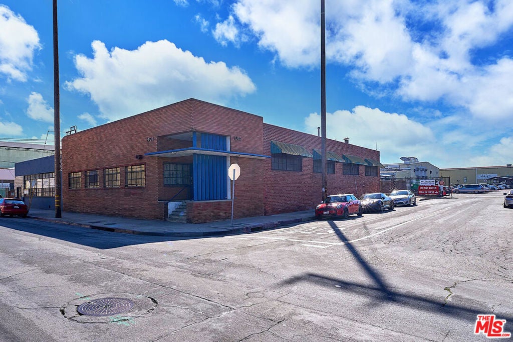 2302 E 38th Street — photo