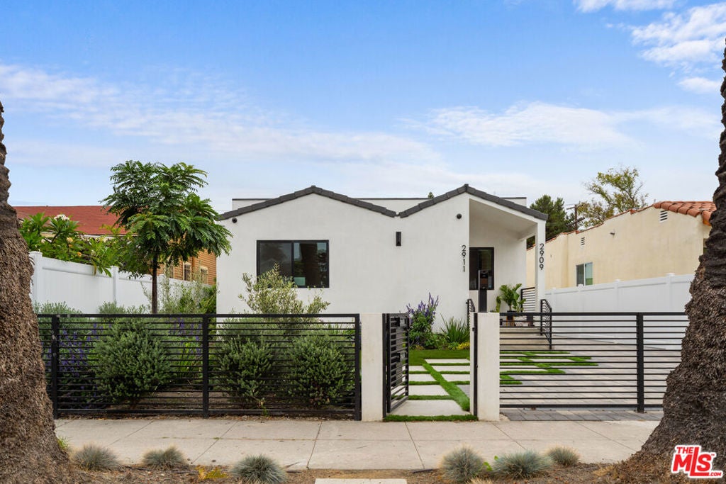 2911 S Rimpau Boulevard 2909 — photo