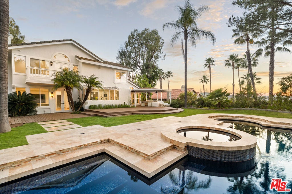 22137 Cairnloch Street — photo
