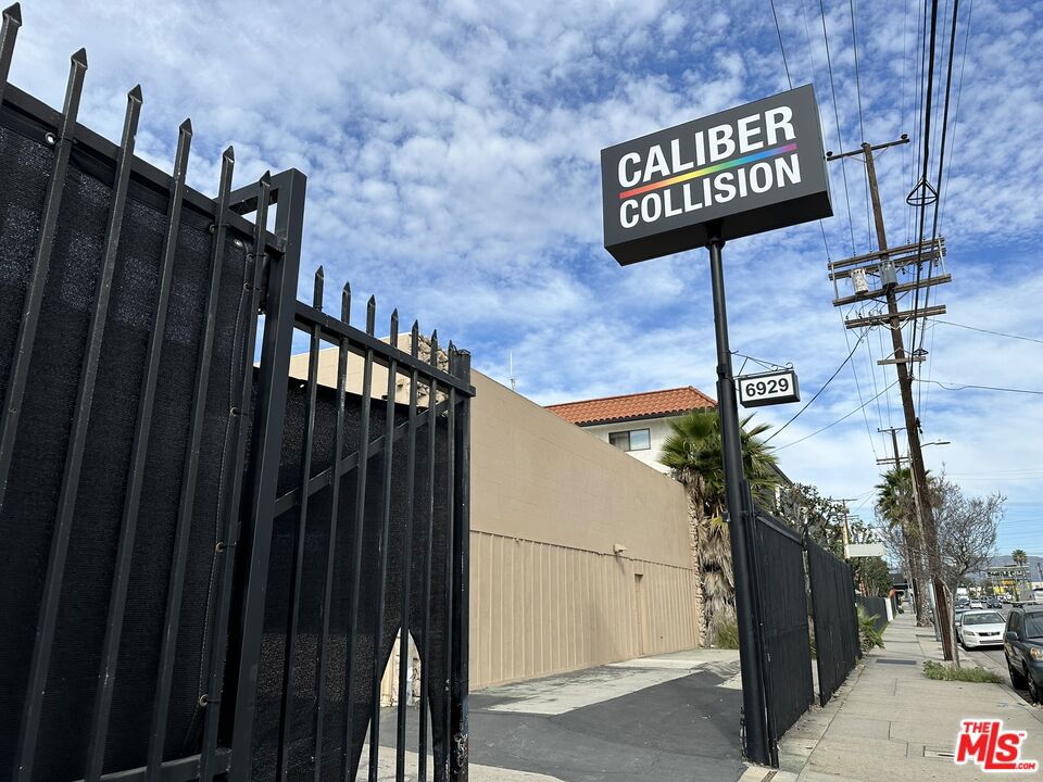 6919 Laurel Canyon Boulevard — photo