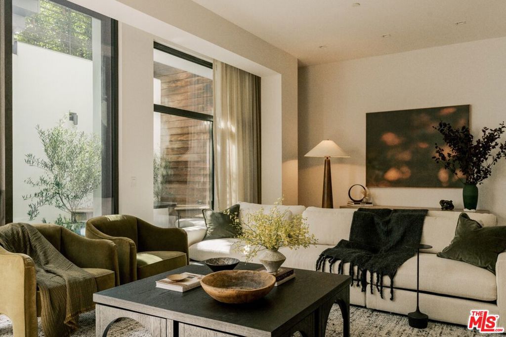 702 N Doheny Drive Th25 — photo